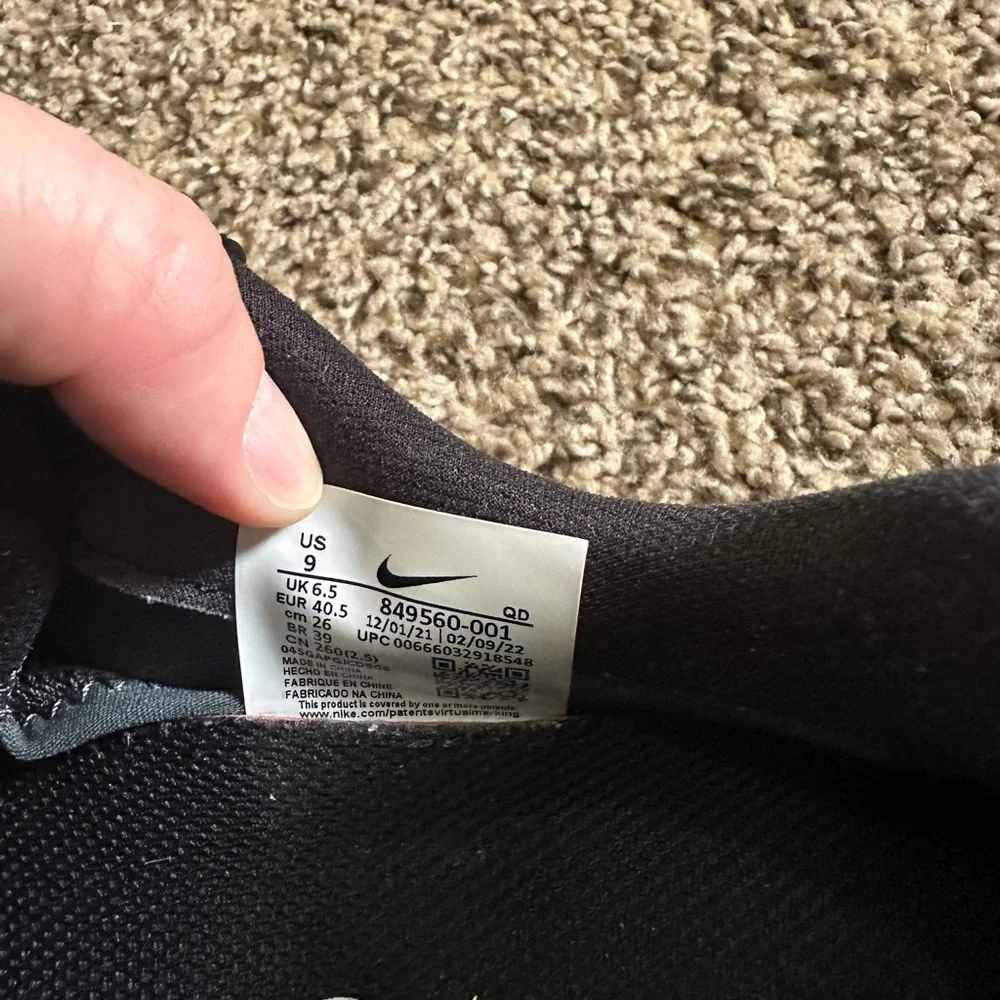 Nike Black Air Max Athletic Shoes with Breathable Mesh - Picture 4 of 4